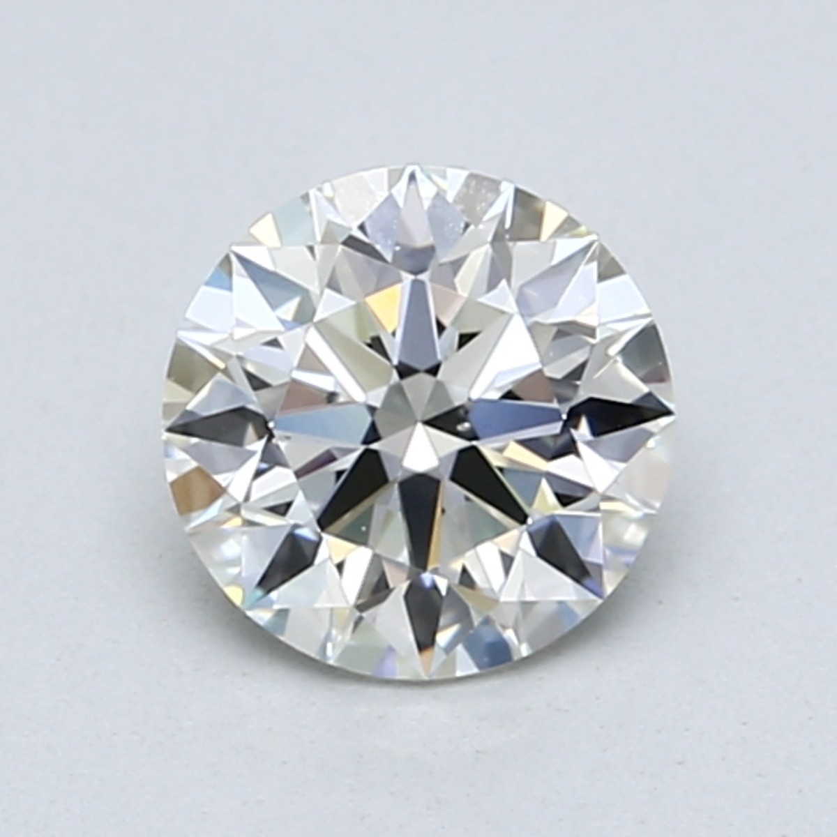 I color diamond with strong fluorescence